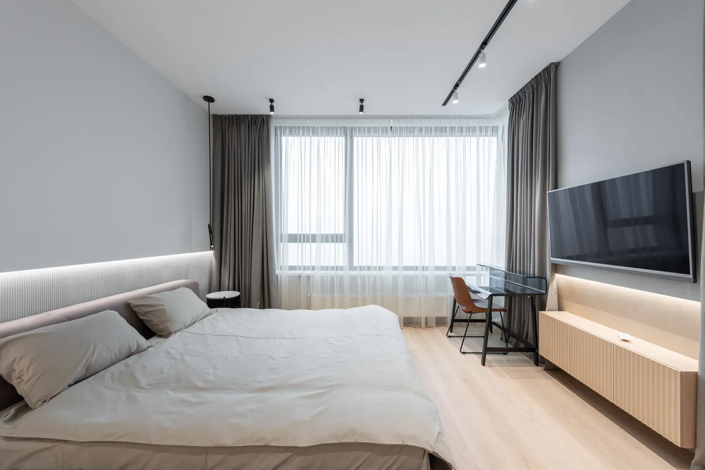 Dormitorio luminoso con ventanal