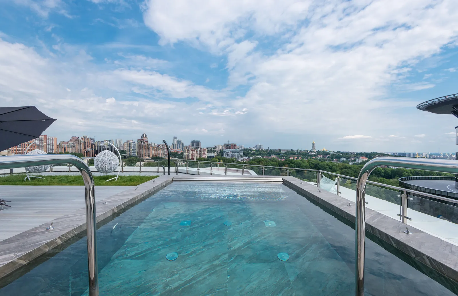 Piscina en una terraza con vista a la ciudad